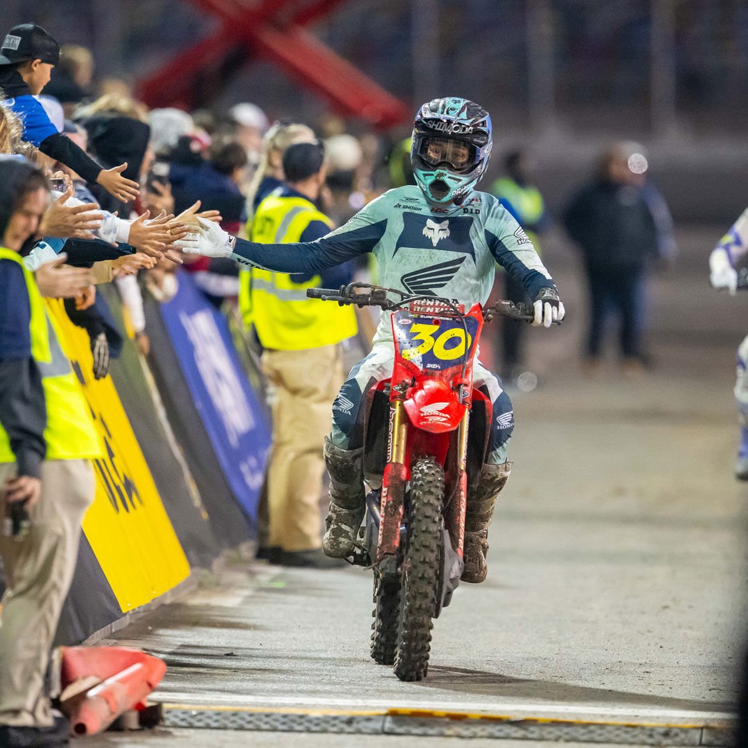 Jo Shimoda high-fiving fans in 180 Air taper
