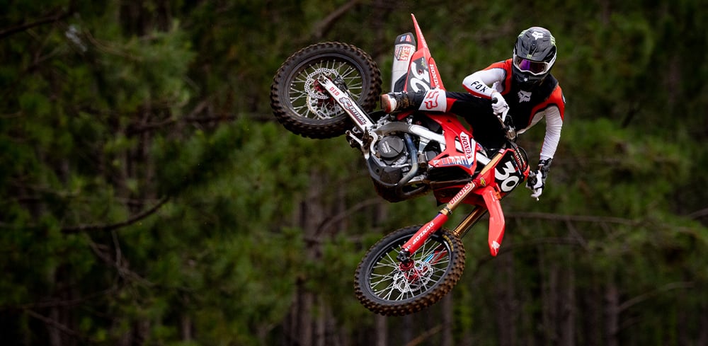 Ken Roczen in the air, mid-jump.